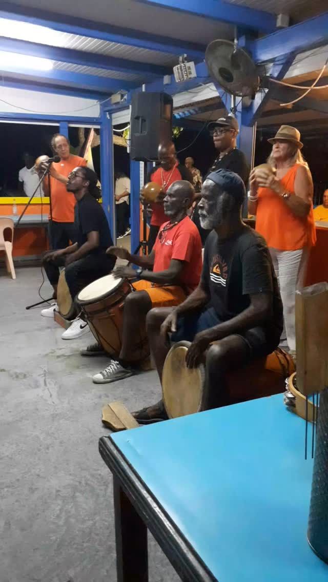 Belle ambiance et énergie a Malendure le jeudi soir
#tambour #sonduka #groupemusique #ka #cotesouslevent #couchersoleil #malendure #musiquetraditionelle