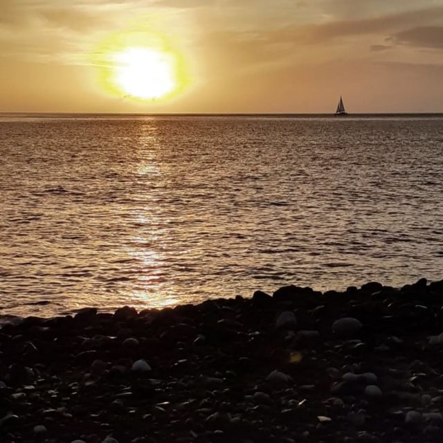Et oui ! Encore un coucher de soleil ! Je ne m'en lasse pas... 
#couchersoleil #caraibes #sunset #merdescaraibes #cotesouslevent
