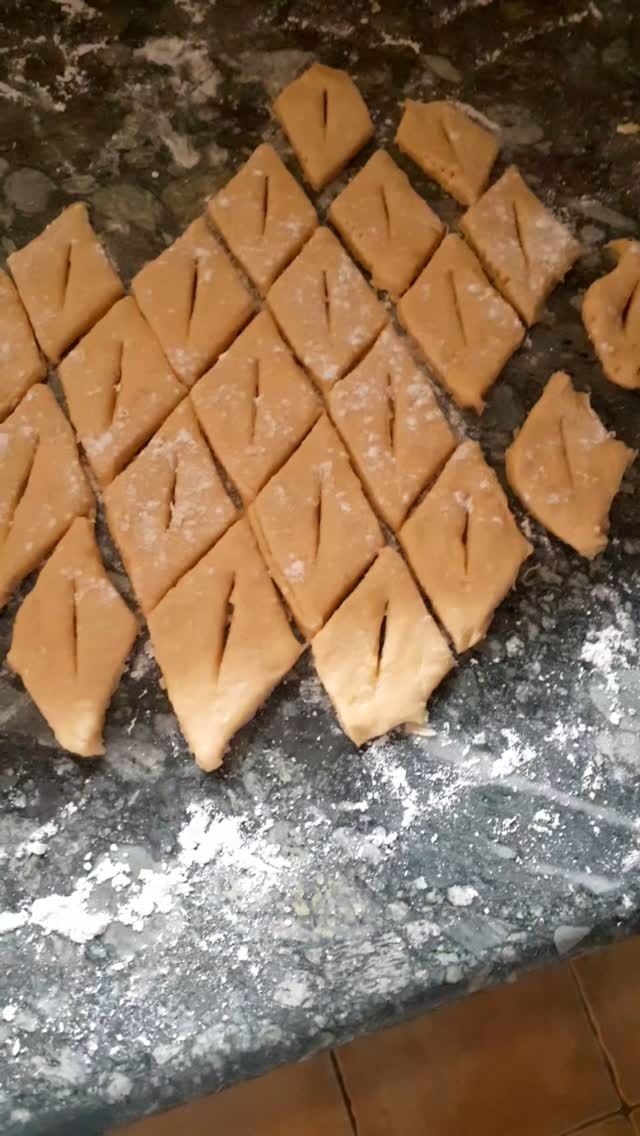 Les bugnes pour carnaval. Ca prend un peu de temps mais on se régale. Recette Cyril Lignac, sans robot, a la cuillère en bois, et levure de boulanger déshydratée.
#cuisinemaison #bugnes #beignetsdecarnaval #cyrillignac #dessert